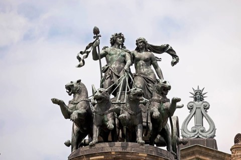 Panther quadriga with Dionysos and Ariadne by Johannes Schilling on the Semperoper