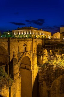 El Puente Nuevo bridge at night