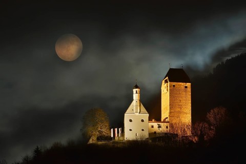 Schloss Freundsberg Castle at night