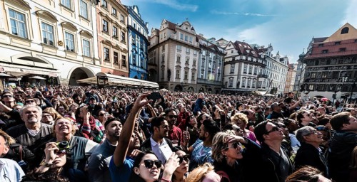 Crowd of people in front of the Old Town City Hall