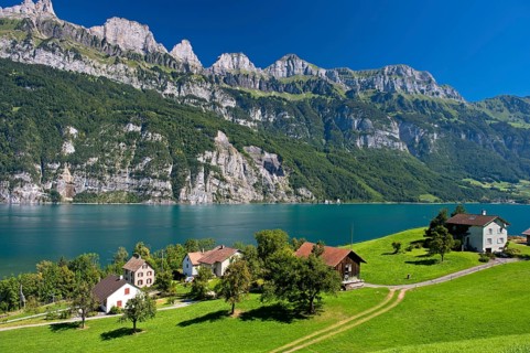 Settlement on Lake Walen in front of the Churfirsten range near Mols