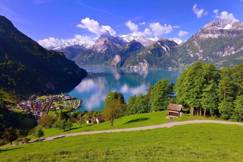 Views of Sisikon and Urnersee lake