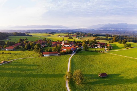 Peretshofen near Dietramszell in the morning light