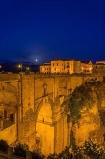 El Puente Nuevo bridge at night
