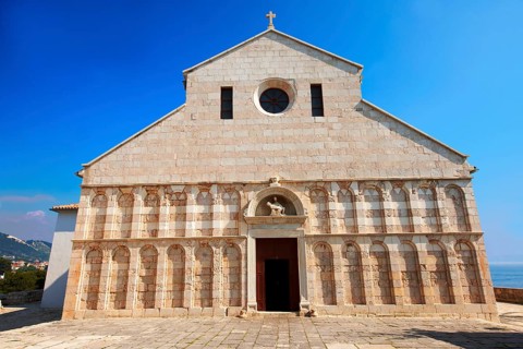 The Romanesque Tuscan facade of the previous Cathedral of St Mary the Great