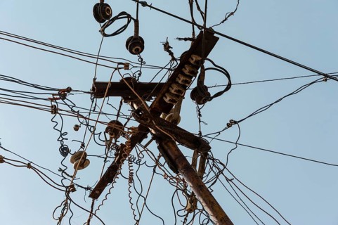 Chaotic array of power cables