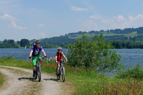 Father and child on a bike tour at Rottachspeicher reservoir