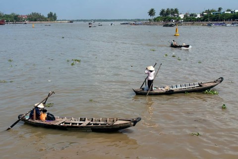 Fisherman working on the Tonle Sap River
