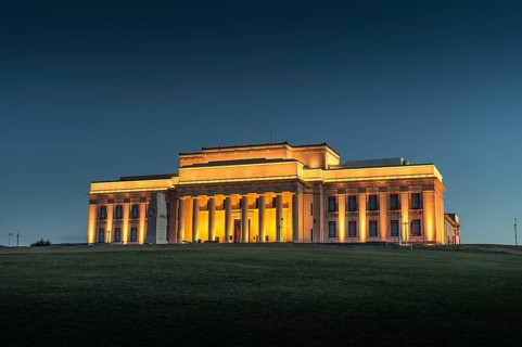 Evening mood at the Auckland War Memorial Museum or Tamaki Paenga Hira