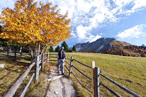 Climbers descending from Peitlerkofel in the Puez-Geisler Nature Park