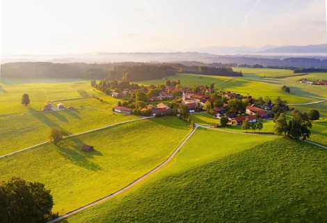 Peretshofen near Dietramszell in the morning light