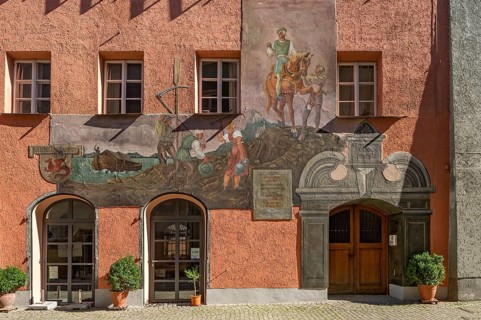 Facade fresco with Duke George