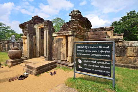 Panels with rules of etiquette in front of the Hatadage temple