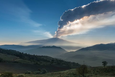 Eruption column above the new southeast crater