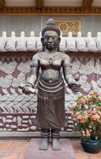Temple sculpture at Wat Ounalom
