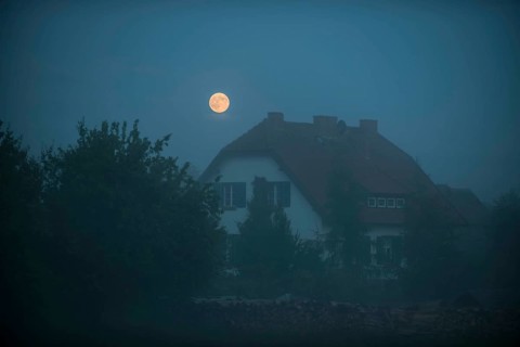 Hunter's Mansion of Galkowo at night