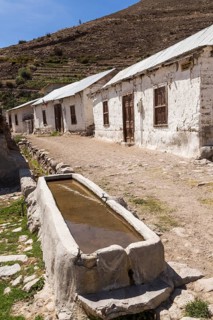 Trough and simple houses in Socoromo