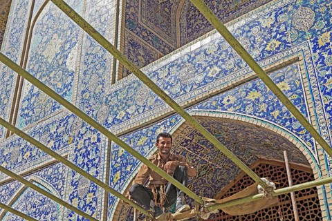 Scaffolder preparing sun protection for the Friday prayer