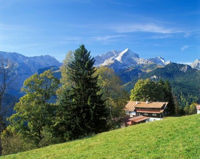 Gasthof Eckbauer guesthouse in front of Alpspitze Mountain