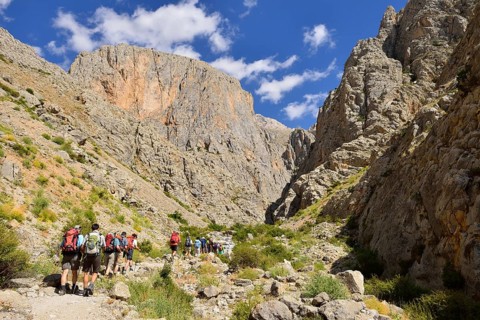 Group of people hiking in Cimbar Canyon