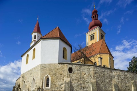 Kirchenberg with the fortified walls of the Catholic Parish Church of the Assumption and the Catholic subsidiary church of St. Sebastian
