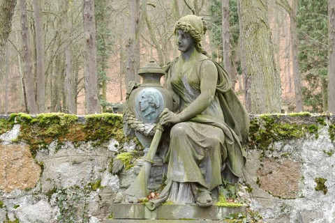 Grave sculpture