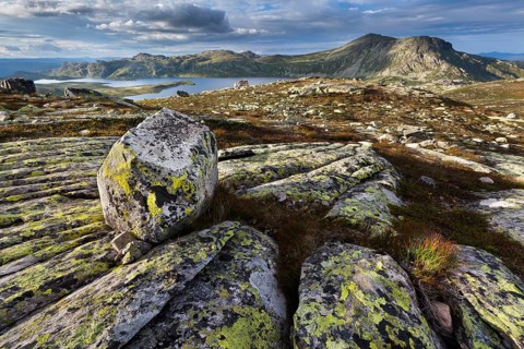 Heddersvatn Lake with the Heddersfjell plateau near Rjukan