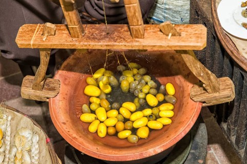 Extraction of silk wires from cocoon