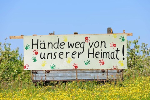 Sign 'Hande weg von unserer Heimat'