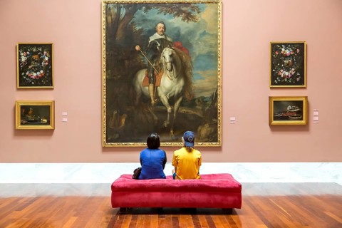 Two teenagers in front of a painting in the Museo de Bellas Artes de Valencia