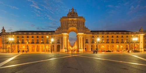 Praca do Comercio at night