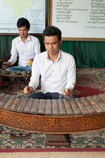 Man playing the roneat ek