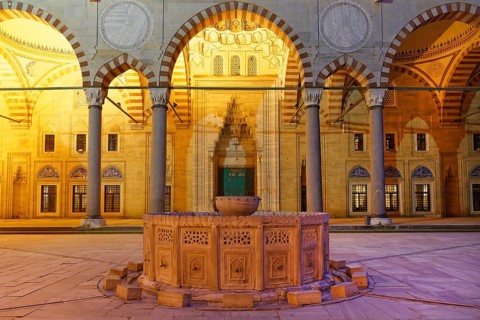 Cleaning fountain in the courtyard of the Selimiye Mosque