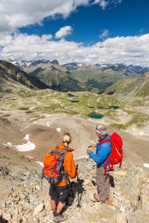 Two hikers on the Fuorcia da Barcli pass