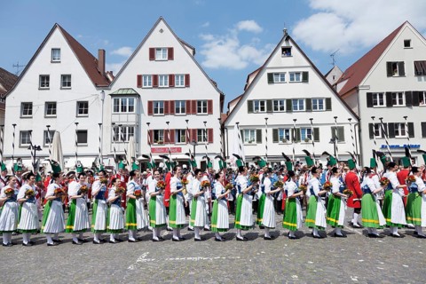Menuettgruppe dance group with fishing girls and white fishermen during the fishing dance