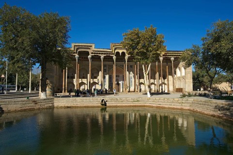 Bolo Hauz mosque