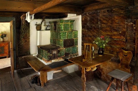 Living room with a tiled stove in Markus Wasmeier Farm and Winter Sports Museum
