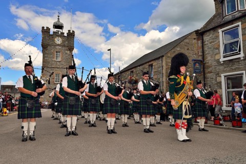 Pipe major leading a pipe band