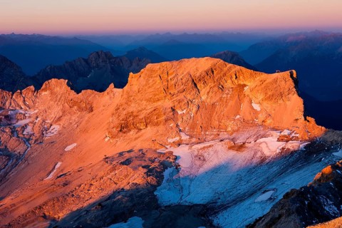 Sunrise view from Mt Zugspitze to Mt Schneefernerkopf