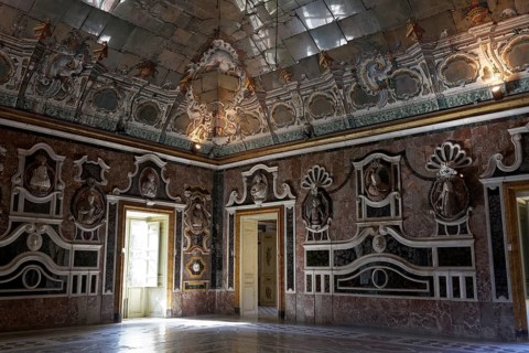 Baroque ballroom with ceiling mirrors
