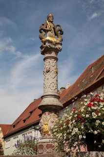 Column with figure on the Herrenbrunnen fountain