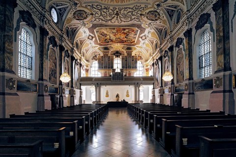 Organ and ceiling