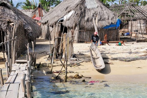 Huts on the beach of Nalunega