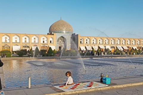 Dome of Lotfollah Mosque and fountains in the pool