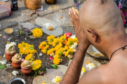 A man is praying during Dashkriya or Asthi Visarjan
