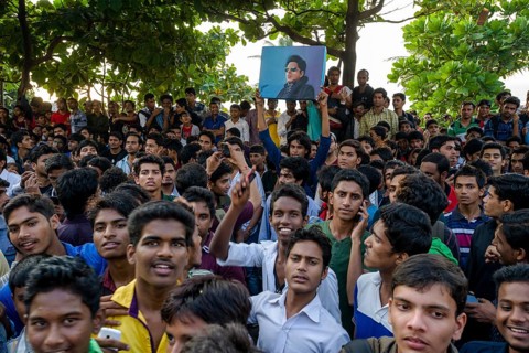 Crowds of fans gathering at the gate of Shahrukh Khan's villa at his birthday