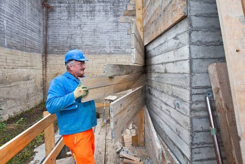 Man doing concrete restoration and construction work on the main building of the HSG University of St. Gallen