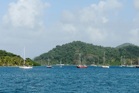 Sailboats in the bay of Isla Linton