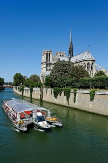 Excursion boat on the Seine