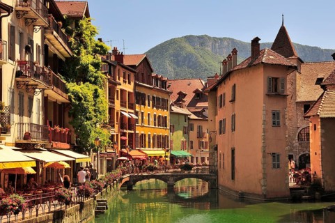 Bridge over the river Thiou in the old town